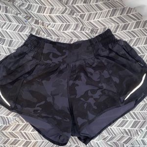 Lululemon hotty hot camo shorts 2.5”